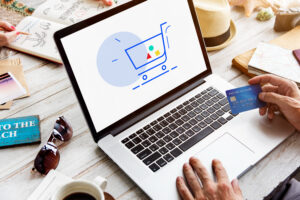 Laptop na biurku, przedstawiający zakupy w sklepie internetowym Vizum.pl
