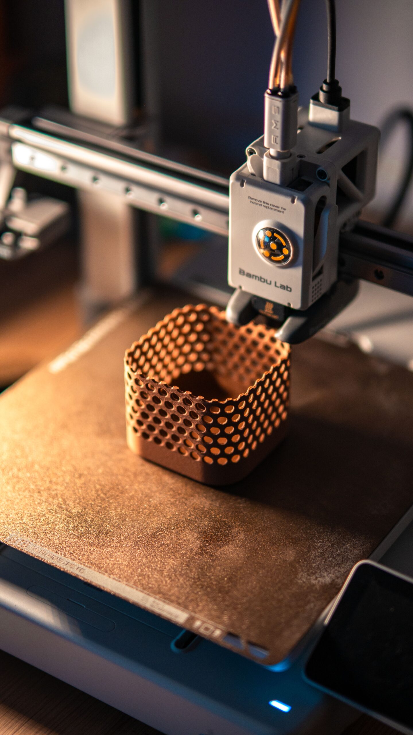 Drukarka 3D w trakcie druku ażurowego elementu